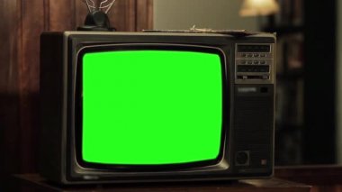 1980 li yıllarda televizyon yeşil ekran ile. Herhangi bir görüntü veya resim ile yeşil ekran değiştirmek hazır olmasını istiyorum. Adobe After Effects veya diğer video düzenleme yazılımı girme (Chroma Key) etkisi ile yapabilirsin. Full Hd. 
