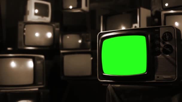 Muitas Tvs Com Tela Verde Ativando Sepia Tone Estética Dos — Vídeo de Stock