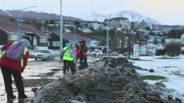 Pracowników Komunalnych Zgarniania Śniegu Stronie Ulicy Ushuaia Argentyna Full — Wideo stockowe