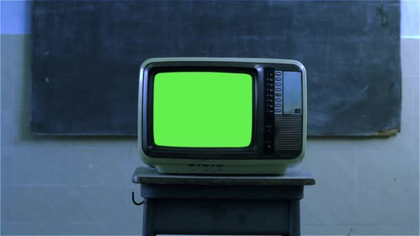 80Er Jahre Fernseher Mit Grünem Bildschirm Einer Schule Nachtton Dollly — Stockvideo