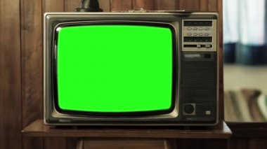 1980 li yıllarda televizyon yeşil ekran ile. Herhangi bir görüntü veya resim ile yeşil ekran değiştirmek hazır olmasını istiyorum. Adobe After Effects veya diğer video düzenleme yazılımı girme (Chroma Key) etkisi ile yapabilirsin. Full Hd. 