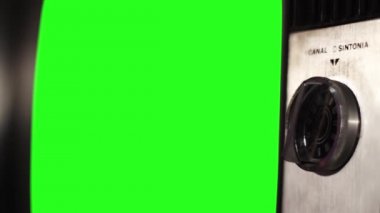 Eski Tv yeşil ekran. Yakın çekim. Herhangi bir görüntü veya resim ile yeşil ekran değiştirmek hazır olmasını istiyorum. Adobe After Effects veya diğer video düzenleme yazılımı girme (Chroma Key) etkisi ile yapabilirsin. Full Hd. 