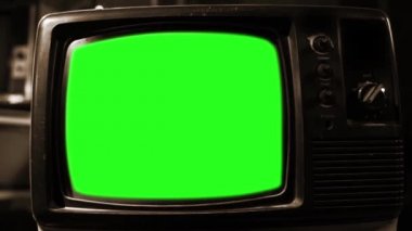 Eski Tv yeşil ekran. Sepya sesi. Herhangi bir görüntü veya resim ile yeşil ekran değiştirmek hazır olmasını istiyorum. Adobe After Effects veya diğer video düzenleme yazılımı girme (Chroma Key) etkisi ile yapabilirsin. Full Hd. 