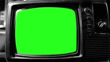 Eski Tv yeşil ekran. Siyah ve beyaz sesi. Herhangi bir görüntü veya resim ile yeşil ekran değiştirmek hazır olmasını istiyorum. Adobe After Effects veya diğer video düzenleme yazılımı girme (Chroma Key) etkisi ile yapabilirsin. Full Hd. 