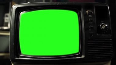 Eski Tv yeşil ekran. Herhangi bir görüntü veya resim ile yeşil ekran değiştirmek hazır olmasını istiyorum. Adobe After Effects veya diğer video düzenleme yazılımı girme (Chroma Key) etkisi ile yapabilirsin. Full Hd. 