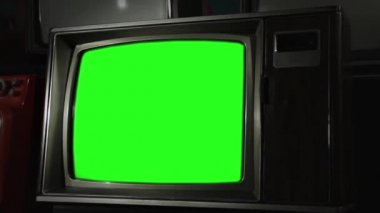 Vintage Tv ekran yeşil. Herhangi bir görüntü veya resim ile yeşil ekran değiştirmek hazır olmasını istiyorum. Adobe After Effects veya diğer video düzenleme yazılımı girme (Chroma Key) etkisi ile yapabilirsin. 