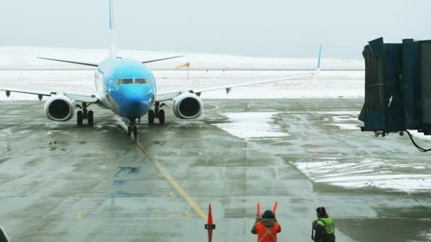 Avion Marshaller Dirigeant Avion Sur Piste Aéroport Signaleur Avec Des — Video