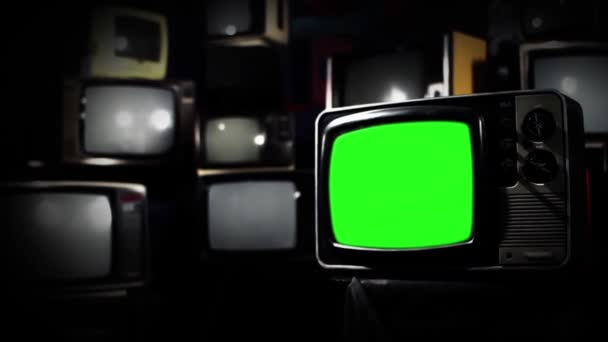 老式电视绿色屏幕与许多二十世纪八十年代电视 准备用你想要的任何视频或图片替换绿色屏幕 您可以在 Adobe 效果或其他视频编辑软件中使用键控 色度键 全高清 — 图库视频影像