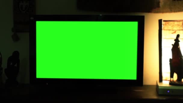 Tarda Notte Guardare Televisione Schermo Verde Pronto Sostituire Schermo Verde — Video Stock