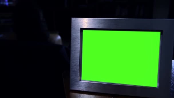 Cadre photo avec écran vert dans le noir. Zoom avant . 