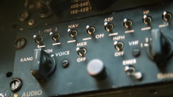 Altes Flugzeug Radio Cockpit — Stockvideo