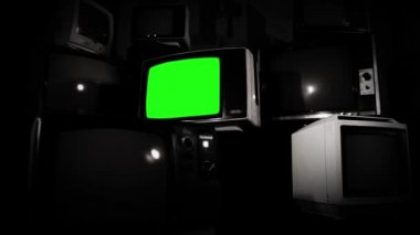 80s Tv ile yeşil perde. Siyah ve beyaz sesi. Herhangi bir görüntü veya resim ile yeşil ekran değiştirmek hazır olmasını istiyorum. Adobe After Effects veya diğer video düzenleme yazılımı girme (Chroma Key) etkisi ile yapabilirsin. 