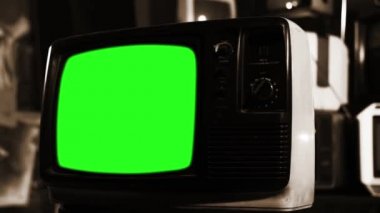 Eski Tv yeşil ekran birçok TV. sepya tonu ile. Herhangi bir görüntü veya resim ile yeşil ekran değiştirmek hazır olmasını istiyorum. Adobe After Effects veya diğer video düzenleme yazılımı girme (Chroma Key) etkisi ile yapabilirsin. 