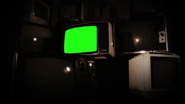 Eski Tv yeşil ekran birçok TV. sepya tonu ile. Herhangi bir görüntü veya resim ile yeşil ekran değiştirmek hazır olmasını istiyorum. Adobe After Effects veya diğer video düzenleme yazılımı girme (Chroma Key) etkisi ile yapabilirsin. 