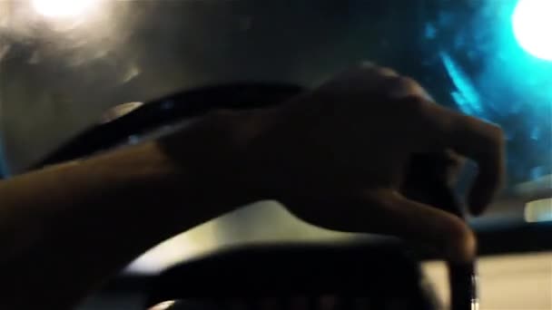 ビンテージ車のステアリング ホイールを握っての手 クローズ アップ — ストック動画