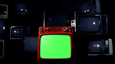 Eski kırmızı Tv yeşil ekranın ortasında birçok TV. Mavi çelik sesi. Herhangi bir görüntü veya resim ile yeşil ekran değiştirmek hazır olmasını istiyorum. Adobe After Effects veya diğer video düzenleme yazılımı girme (Chroma Key) etkisi ile yapabilirsin. 