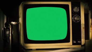 Eski Tv yeşil ekran. Yakın çekim. Mavi çelik sesi. Herhangi bir görüntü veya resim ile yeşil ekran değiştirmek hazır olmasını istiyorum. Girme (Chroma Key) etkisi ile yapabilirsin. Yakınlaştırma inç Full Hd. 