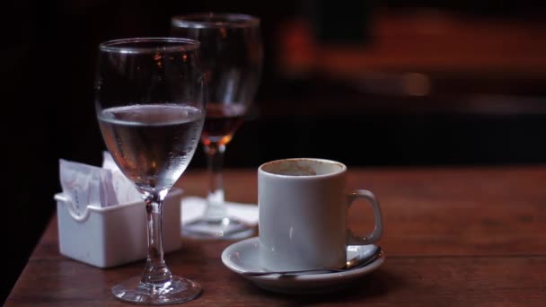 Φλιτζάνι Καφέ Και Γυαλιά Ένα Παραδοσιακό Μπαρ Του Μπουένος Άιρες — Αρχείο Βίντεο