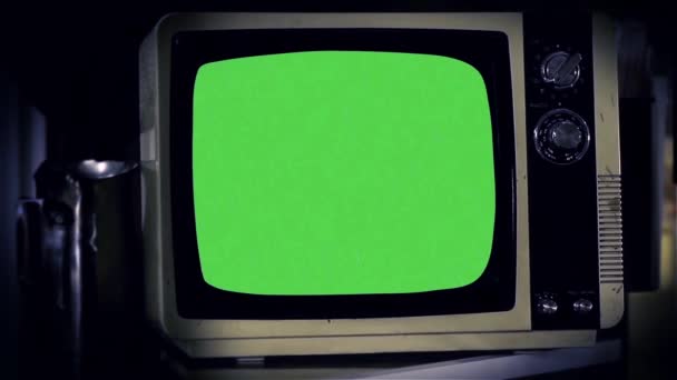 古いテレビ グリーン スクリーン 夜のトーン インチすぐに緑色の画面を置き換える任意の映像や画像をズームします キーイング クロマキー 効果でそれを行うことができます — ストック動画