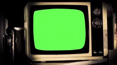 Eski Tv yeşil ekran. Yakın çekim. Beyazlatılmış sesi. Herhangi bir görüntü veya resim ile yeşil ekran değiştirmek hazır olmasını istiyorum. Girme (Chroma Key) etkisi ile yapabilirsin. Yakınlaştırma inç Full Hd.  