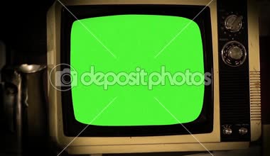 Eski Vintage Tv ekran yeşil. Yakın çekim. Vınlamak dışarı. Kontrastlı Tone.Ready yeşil ekran görüntüleri veya resmi ile değiştirin. Girme (Chroma Key) etkisi ile yapabilirsin. Full Hd.  
