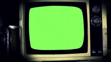 Eski Tv yeşil ekran. Yakın çekim. Beyazlatılmış sesi. Herhangi bir görüntü veya resim ile yeşil ekran değiştirmek hazır olmasını istiyorum. Girme (Chroma Key) etkisi ile yapabilirsin. Vınlamak dışarı. Full Hd.  