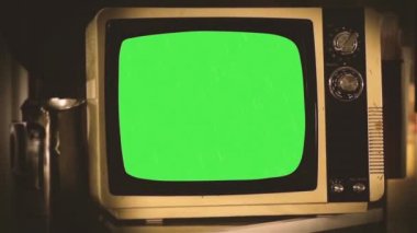 Eski Tv yeşil ekran. Yakın çekim. Yakınlaştırma inç parlak sesi. Herhangi bir görüntü veya resim ile yeşil ekran değiştirmek hazır olmasını istiyorum. Girme (Chroma Key) etkisi ile yapabilirsin. Full Hd.