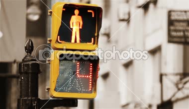 Trafik ışığı yakın çekim. Arka plan sepya sesi.