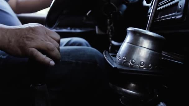 Fahrer Trinkt Argentinischen Kumpel Während Der Fahrt — Stockvideo