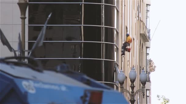 Bergsteiger Arbeiter Reinigt Moderne Gebäude Glaswand — Stockvideo