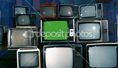 Yeşil ekran ve pek çok eski TV. estetik 80 lerin ile eski bir Tv. Vınlamak dışarı. Mavi çelik sesi. Yerine yeşil ekran ile herhangi bir film için hazır ya da istediğiniz resim. Girme (Chroma Key) etkisi ile yapabilirsin. Full Hd.