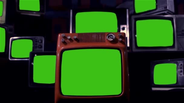 緑色の画面で多くの古いテレビ 夜のトーン 縮小します 任意の映像とグリーン スクリーンを交換する準備ができて またはピクチャをしたいです キーイング効果で実行できます — ストック動画