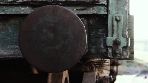 Παλιό Εγκαταλελειμμένο Σιδηροδρομικό Βαγόνι Λεπτομέρεια Από Τον Προφυλακτήρα Ζουμ Full — Αρχείο Βίντεο