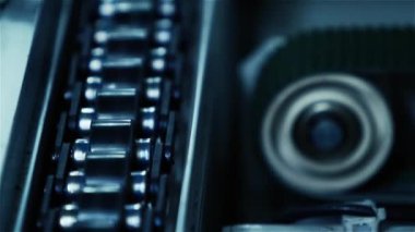 Konveyör bant Laptop fabrikasında. Tekerlekleri yakın çekim.