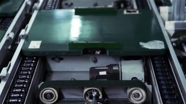 Dizüstü bilgisayarlar üretim hattı. Montaj bilgisayar fabrikası. 