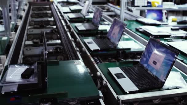 Výrobní Řada Notebooků Sestavení Počítače Rostlina — Stock video