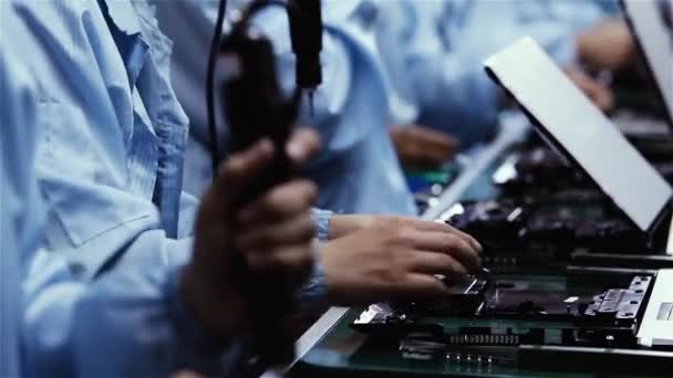 Pracovníci Kompletace Počítačů Výrobní Linky Továrně Počítač — Stock video