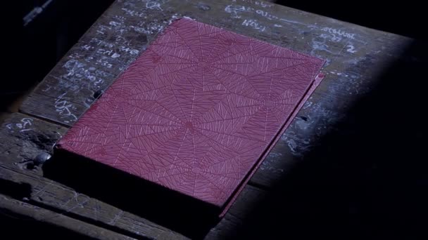 Cuaderno Rojo Sobre Mesa Madera Vieja Luz Luna — Vídeos de Stock
