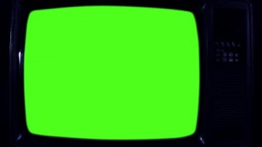 Eski televizyon ile yeşil perde, 80 lerin estetik. Herhangi bir görüntü veya resim ile yeşil ekran değiştirmek hazır olmasını istiyorum. Adobe After Effects girme (Chroma Key) etkisi ile yapabilirsin.