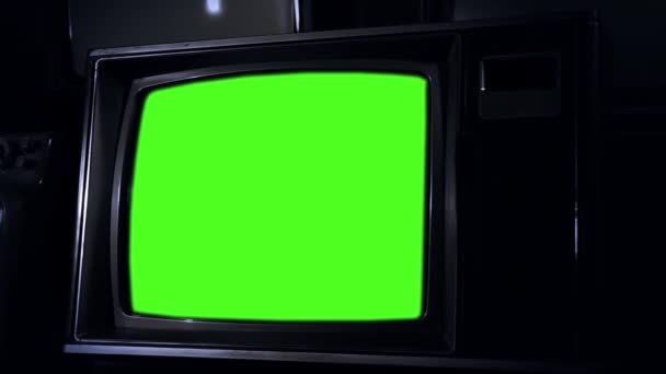 緑色の画面で古いテレビは 年代の美学 映像や写真で緑色の画面を交換する準備がしたいです Adobe Effects でキーイング クロマキー 効果でそれを行うことができます — ストック動画