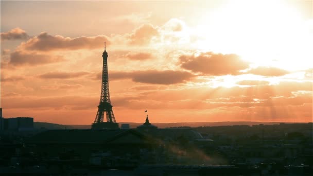 Paříž a Eiffelova věž při západu slunce (Francie). Pohled z terasy Lafayette.