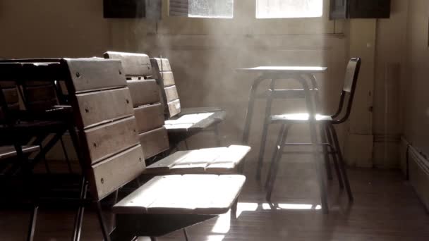 科罗纳威斯全球大流行病期间 一间空荡荡的教室里的老式时尚学校服务台 — 图库视频影像