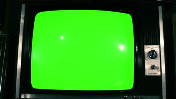 年代テレビ緑多く 年代テレビ ドリーを選別します 青鋼のトーン 緑の画面を交換する準備ができて任意の映像や画像をしたいです 効果後でキーイング クロマキー 効果を行うことができます — ストック動画