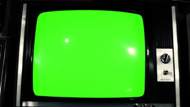 年代テレビ緑多く 年代テレビ ドリーを選別します 鉄なトーン 緑の画面を交換する準備ができて任意の映像や画像をしたいです 効果後でキーイング クロマキー 効果を行うことができます — ストック動画