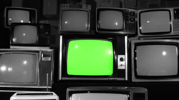 年代テレビ グリーン スクリーン多く 年代テレビ ドリー インチ ノワール トーン 緑の画面を交換する準備ができて任意の映像や画像をしたいです キーイング — ストック動画