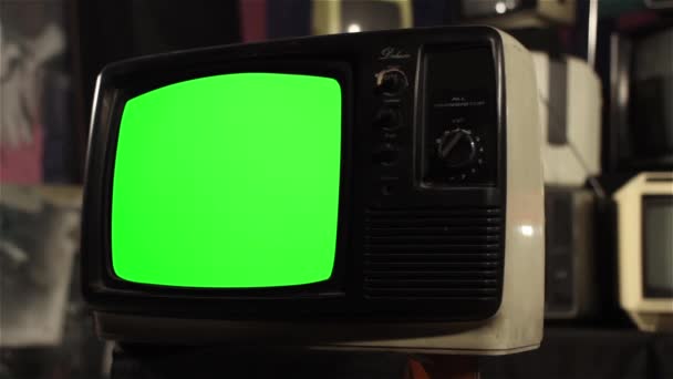 80年代电视绿屏 多利平行射击 准备好将绿色屏幕替换为任何您想要的视频或图片 你可以做它与 Keying 色度键 效果后的效果 — 图库视频影像