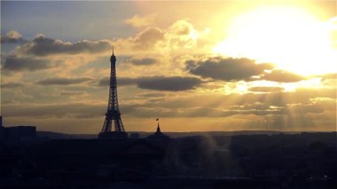 Paris ve Eyfel Kulesi (Fransa) gün batımında. Lafayette Teras görünümünden.