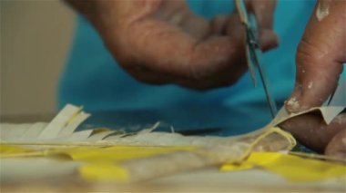 Baba yapma uçurtma oğlu ile birlikte.