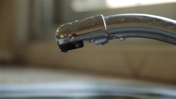 Наливание Стакана Питьевой Воды Кухонного Крана — стоковое видео