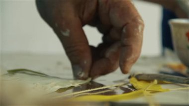 Baba yapma uçurtma oğlu ile birlikte.